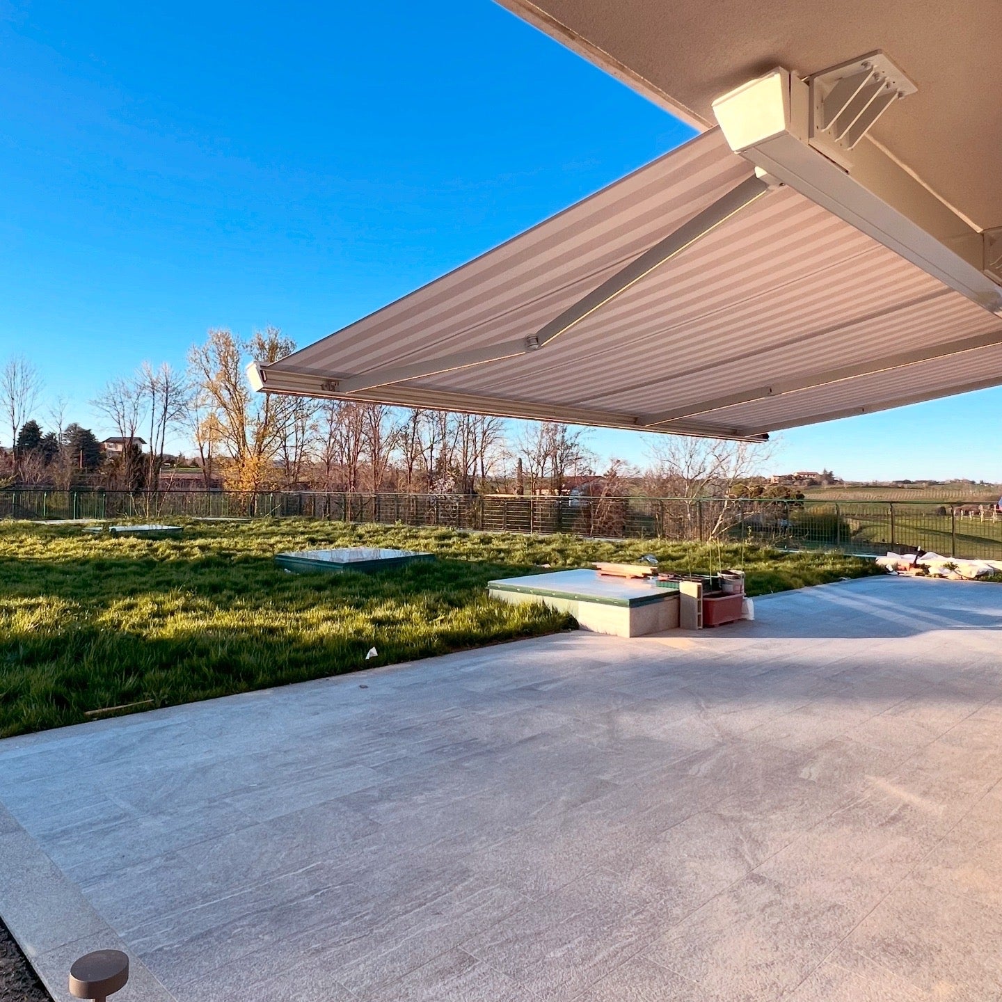 Tenda a bracci con cassonetto